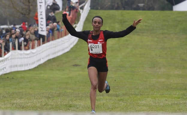 Trihas Gebre «está bien», pero refugiada en las montañas en pleno